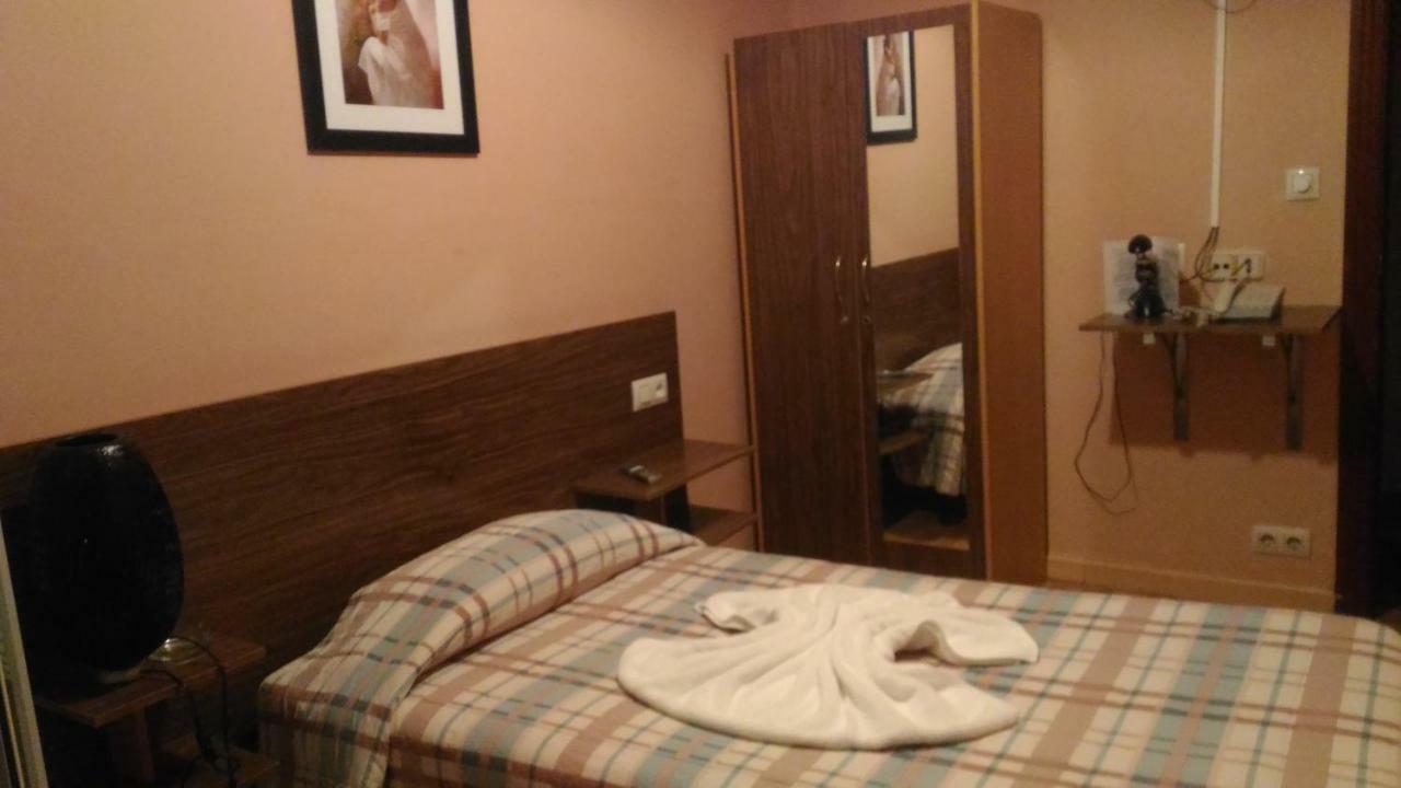 ホテル Hostal Goias オビエド エクステリア 写真
