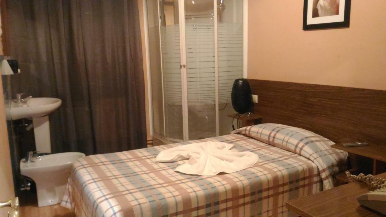 ホテル Hostal Goias オビエド エクステリア 写真