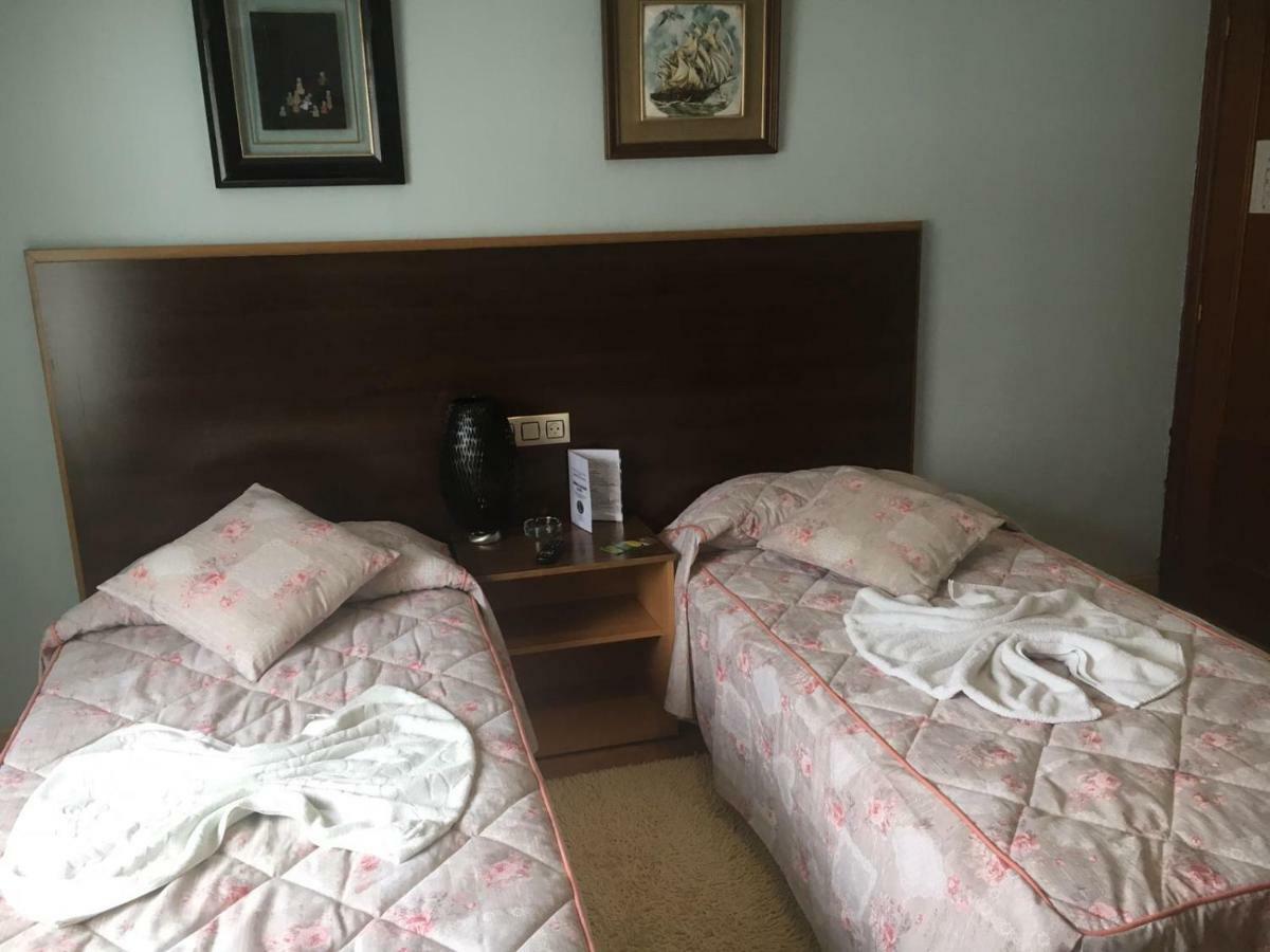 ホテル Hostal Goias オビエド エクステリア 写真