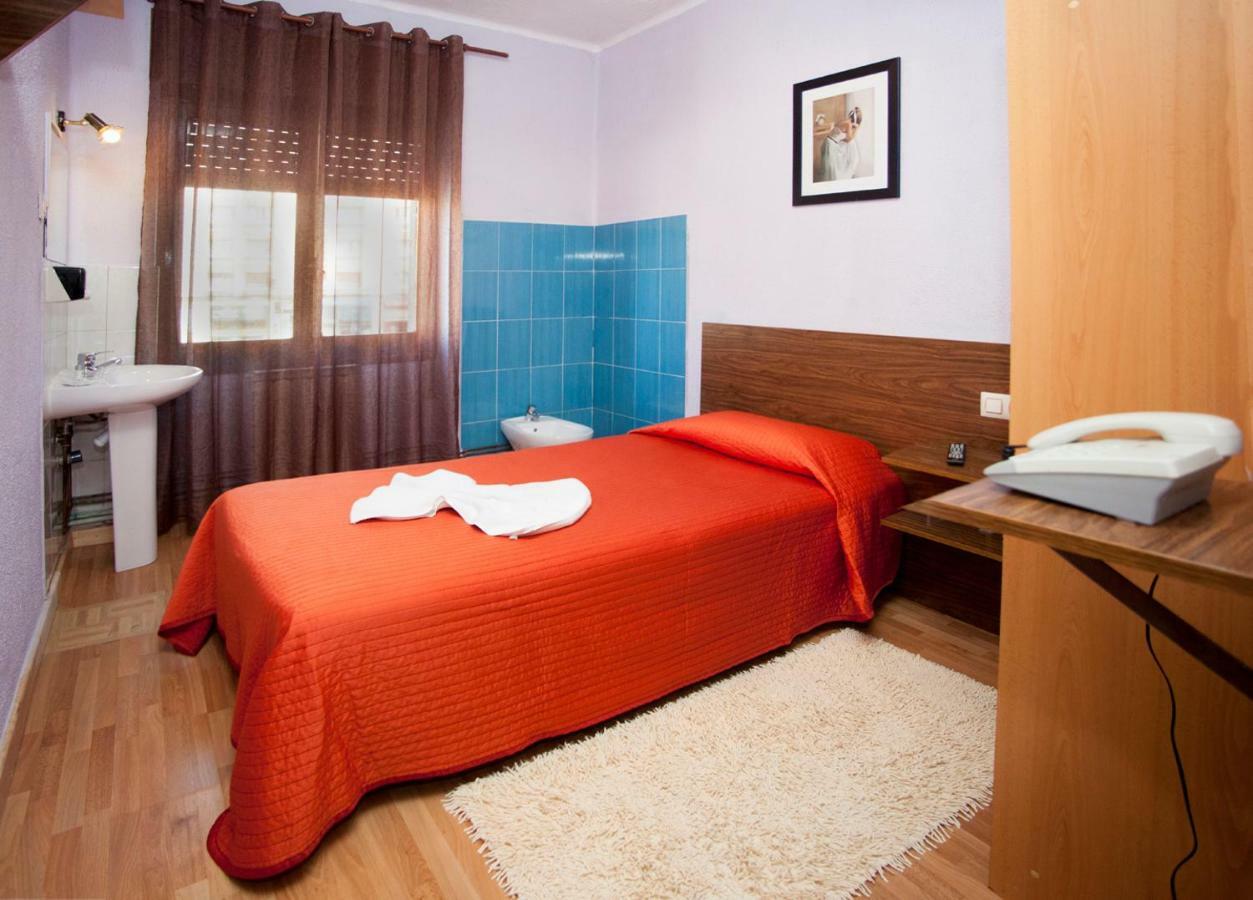 ホテル Hostal Goias オビエド エクステリア 写真
